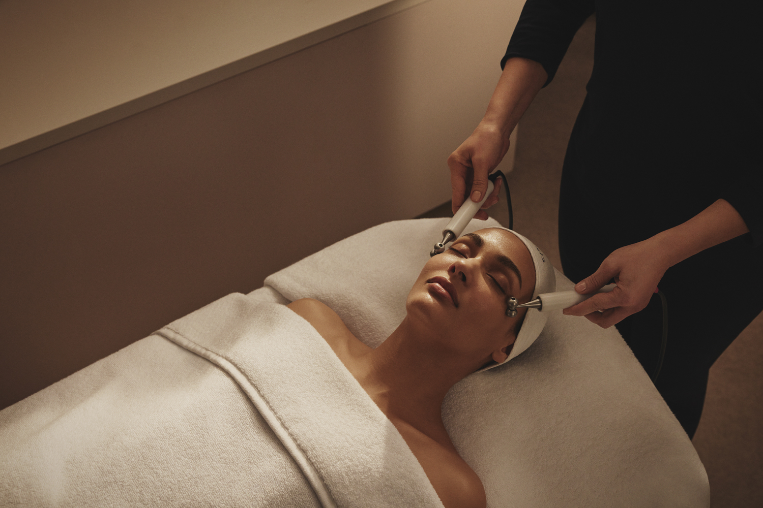 Elemis TECH Radiance & Revive Facial